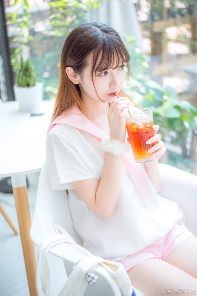 “先生上座。”默契达成，接下来的气氛，自然进入到一种友好的氛围之中。